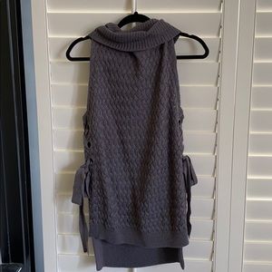 Parker gray sweater. Turtleneck, sleeveless.
